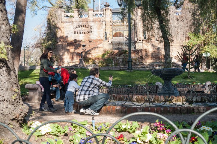 família passeando pelo centro de Santiago